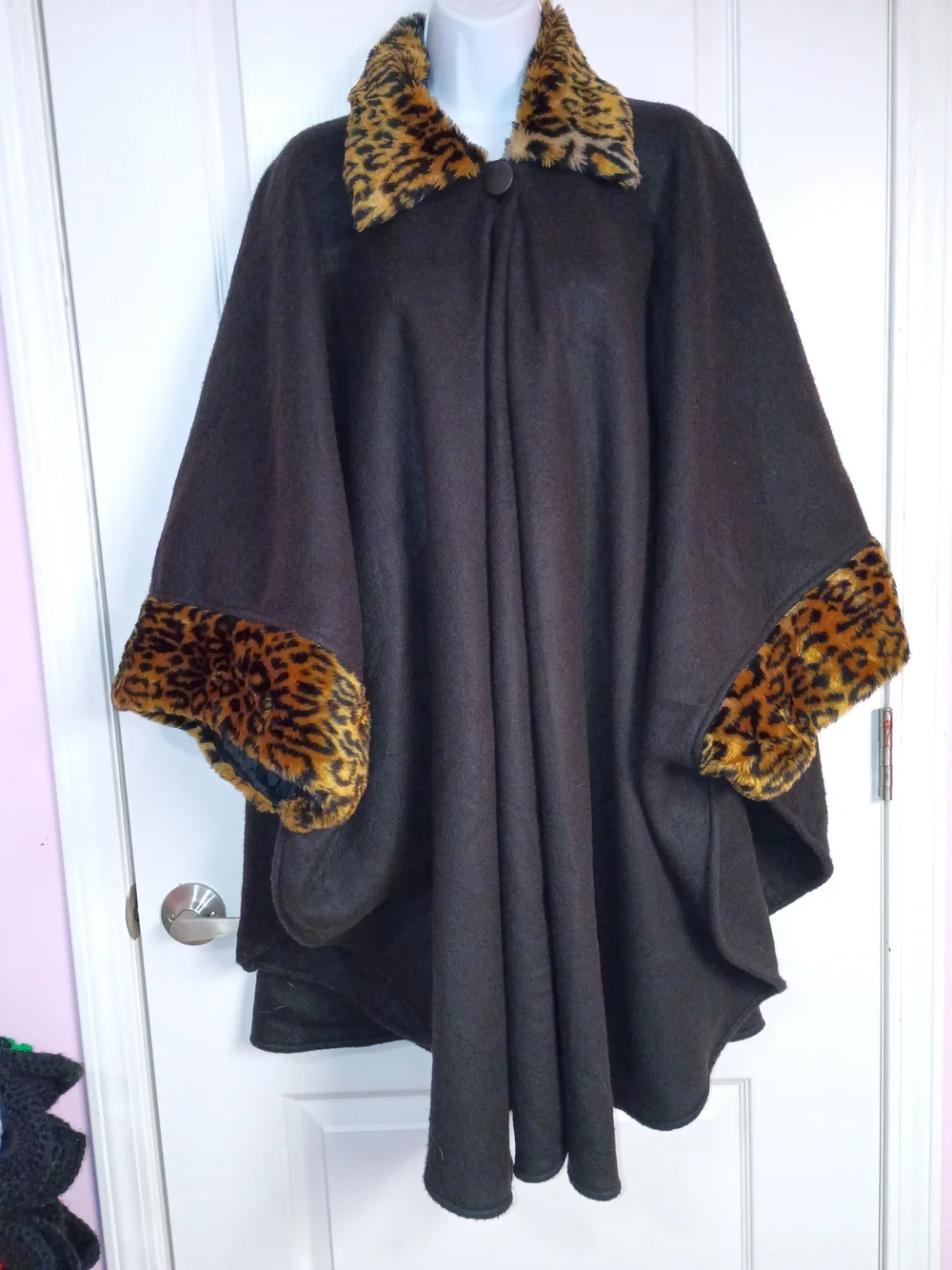 Vintage Black Cape w/ Leopard Faux-Fur Trim - Picture 1 of 9